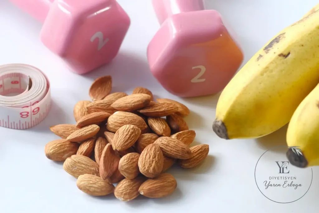 Badem, muz, pembe dambıllar ve mezura; sağlıklı atıştırmalık ve hareketli yaşam teması