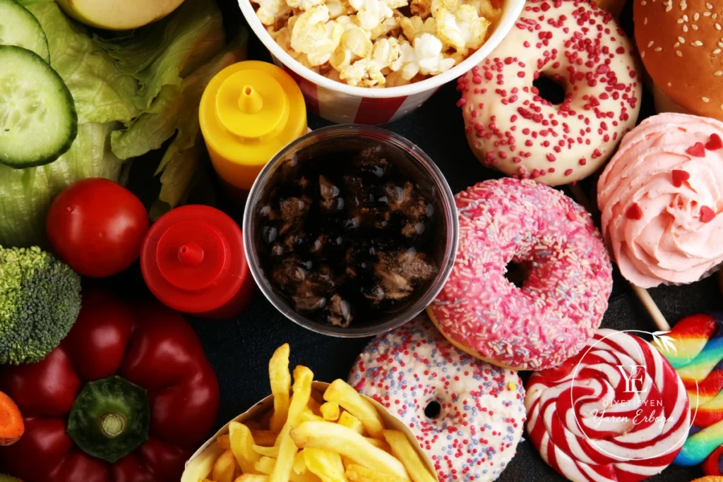 Sebze ve meyvelerin yanında gazlı içecek, patates kızartması, donut ve tatlıların yer aldığı yiyecek düzeni